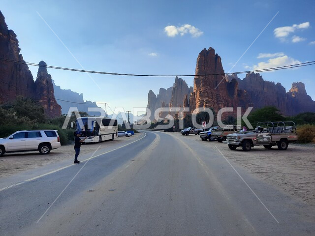 القيام برحلات ومغامرات برية استكشافية في وادي الديسة، المناطق الصحراوية والكثبان الرملية في البراري، معالم اثرية تاريخية قديمة، اماكن سياحية مشهورة في المملكة العربية السعودية، طريق اسفلتي وسط سلسلة الجبال والتكوينات والتشكلات الصخرية في منطقة تبوك 