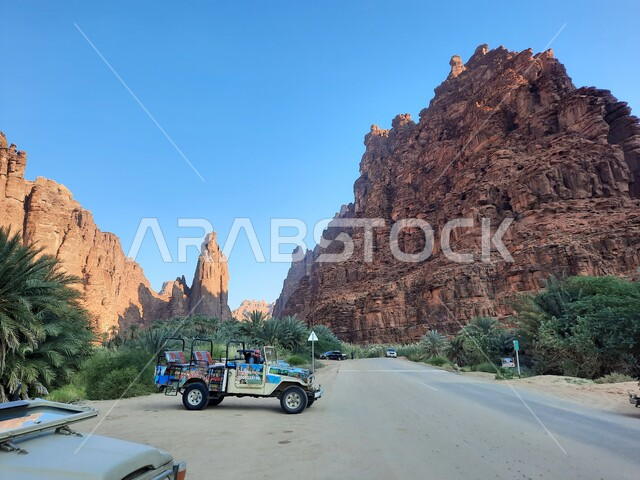 طريق اسفلتي وسط سلسلة الجبال والتكوينات والتشكلات الصخرية في منطقة تبوك، القيام برحلات ومغامرات برية استكشافية في وادي الديسة، المناطق الصحراوية والكثبان الرملية في البراري، معالم اثرية تاريخية قديمة، اماكن سياحية مشهورة في المملكة العربية السعودية