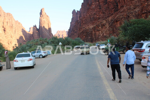 رحلات ومغامرات برية استكشافية في وادي الديسة، طريق اسفلتي وسط سلسلة الجبال والتكوينات والتشكلات الصخرية في منطقة تبوك، المناطق الصحراوية والكثبان الرملية في البراري، معالم اثرية تاريخية قديمة، اماكن سياحية مشهورة في المملكة العربية السعودية