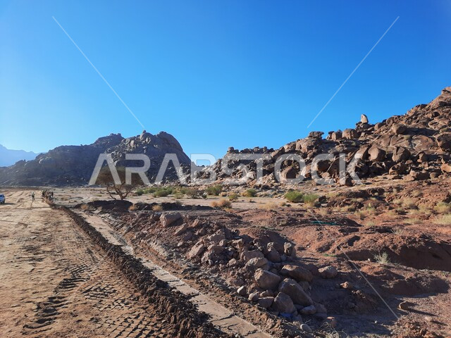  سلسلة الجبال المجاورة لصخرة سبليت في مدينة تبوك الصحراوية، الاستمتاع بالمناظر الطبيعية في وقت النهار، التضاريس والنحت الصخري في المناطق المرتفعة، التكوينات والتشكيلات الصخرية في السعودية، معالم اثرية تاريخية قديمة سياحية مشهورة