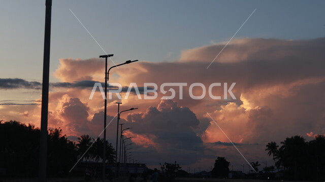 منظر جوي للسحب أثناء غروب الشمس، صورة ظلية للنباتات الطبيعية مع السماء المليئة بالغيوم، الأجواء الهادئة في مناطق المملكة العربية السعودية، خلفية الطبيعة، سيلوليت