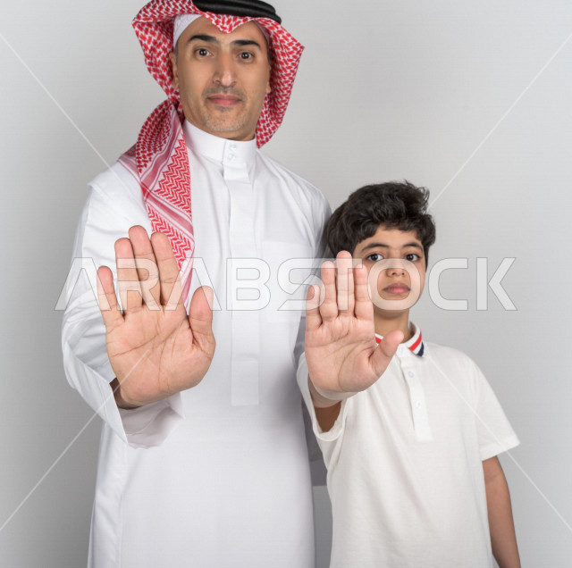 بورتريه لعائلة عربية سعودية خليجية ،بايماءات يدين تدل على التوقف  ، خلفية بيضاء