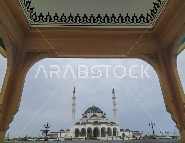 الفن الهندسي المعماري وتصاميم الديكورات الخارجية على الطراز العربي الاسلامي، مسجد الشارقة الكبير في الإمارات العربية المتحدة، المعالم الدينية المشهورة في إمارة الشارقة، العبادة والتقرب الى الله, الاهتمام بالمناظر العامة المحيطة بالمساجد