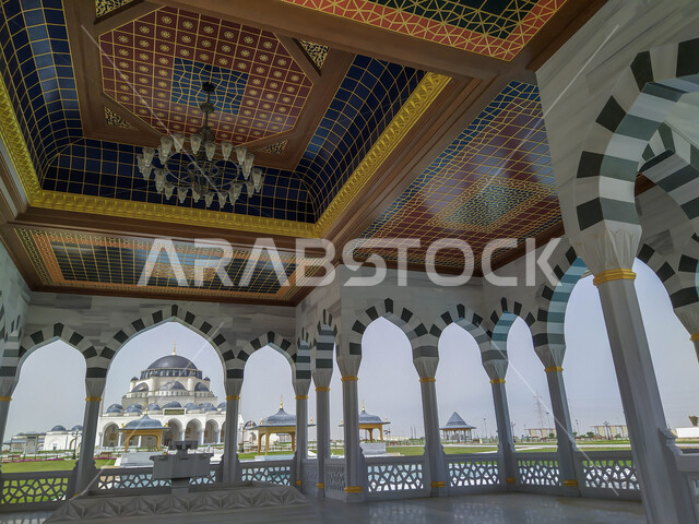 الاهتمام بالمناظر العامة المحيطة بالمساجد، مسجد الشارقة الكبير في الإمارات العربية المتحدة، الفن الهندسي المعماري وتصاميم الاعمدة الخارجية على الطراز العربي الاسلامي، المعالم الدينية المشهورة في إمارة الشارقة، العبادة والتقرب الى الله, خلفية اسلامية