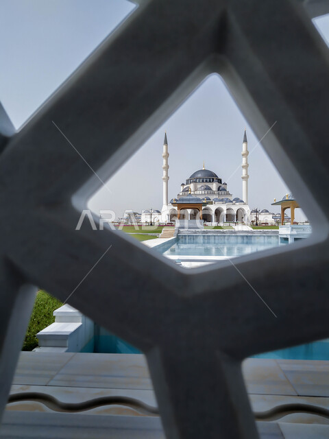 الفن الهندسي المعماري وتصاميم الديكورات الخارجية على الطراز العربي الاسلامي، مسجد الشارقة الكبير في الإمارات العربية المتحدة، المعالم الدينية المشهورة في إمارة الشارقة، العبادة والتقرب الى الله, الاهتمام بالمناظر العامة المحيطة بالمساجد