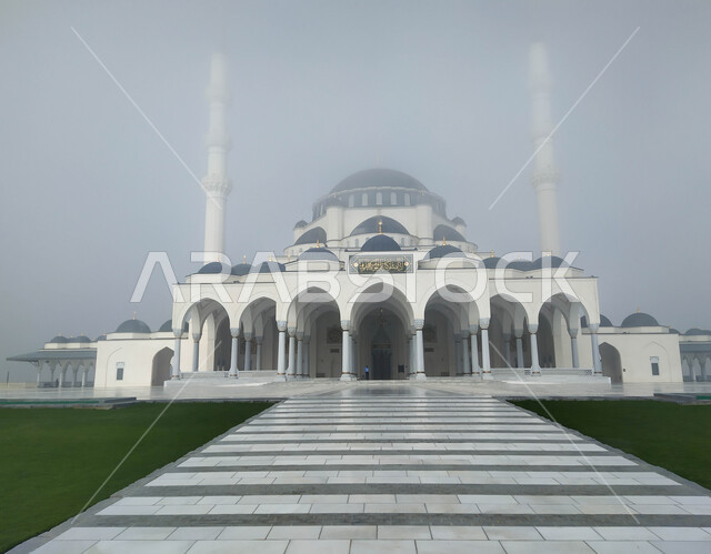 الفناء الخارجي لمسجد الشارقة الكبير في الإمارات العربية المتحدة، الفن الهندسي المعماري والتصاميم على الطراز العربي الاسلامي، المعالم الدينية المشهورة في إمارة الشارقة، السماء الضبابية والأجواء الشتوية، العبادة والتقرب الى الله, خلفية اسلامية