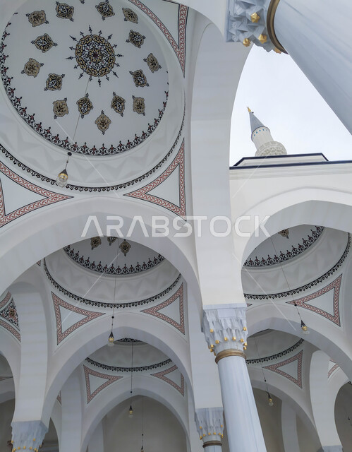 الفن المعماري والتصاميم الهندسية للأقواس والأعمدة على الطراز العربي الاسلامي، مسجد الشارقة الكبير في الإمارات العربية المتحدة، المعالم الدينية المشهورة في إمارة الشارقة، العبادة والتقرب الى الله, خلفية اسلامية