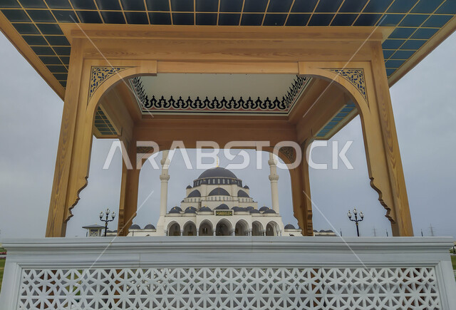 الاهتمام بالمناظر العامة المحيطة بالمساجد، مسجد الشارقة الكبير في الإمارات العربية المتحدة، الفن الهندسي المعماري وتصاميم الاعمدة الخارجية على الطراز العربي الاسلامي، المعالم الدينية المشهورة في إمارة الشارقة، العبادة والتقرب الى الله, خلفية اسلامية