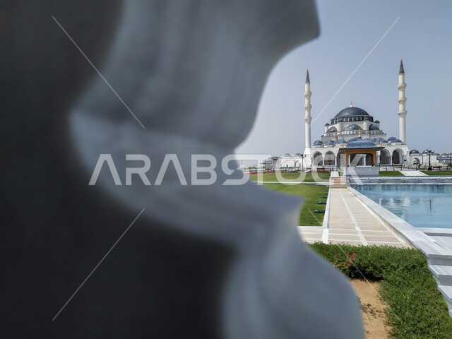 الفن الهندسي المعماري وتصاميم الديكورات الخارجية على الطراز العربي الاسلامي، مسجد الشارقة الكبير في الإمارات العربية المتحدة، المعالم الدينية المشهورة في إمارة الشارقة، العبادة والتقرب الى الله, الاهتمام بالمناظر العامة المحيطة بالمساجد