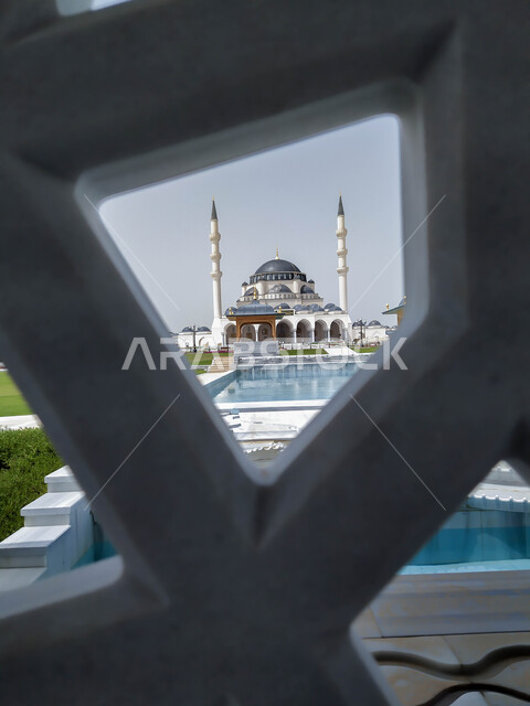 التصاميم والديكورات الخارجية على الطراز العربي الاسلامي، مسجد الشارقة الكبير في الإمارات العربية المتحدة، الفن الهندسي المعماري للمعالم الدينية المشهورة في إمارة الشارقة، العبادة والتقرب الى الله, الاهتمام بالمناظر العامة المحيطة بالمساجد