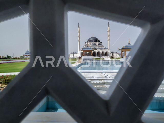 التصاميم والديكورات الخارجية على الطراز العربي الاسلامي، مسجد الشارقة الكبير في الإمارات العربية المتحدة، الفن الهندسي المعماري للمعالم الدينية المشهورة في إمارة الشارقة، العبادة والتقرب الى الله, الاهتمام بالمناظر العامة المحيطة بالمساجد