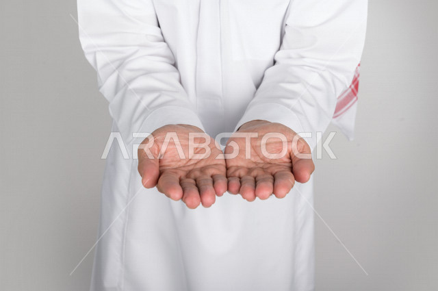 بورتريه ليد رجل سعودي خليجي ، الاستقرار والأمان ، النمو والاستدامة ، خلفية بيضاء