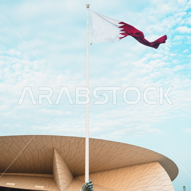 علم دولة قطر يرفرف في السماء الزرقاء, الاحتفال باليوم الوطني القطري, المتحف الوطني الإسلامي للفنون في العاصمة القطرية الدوحة, معالم سياحية مشهورة في وضح النهار