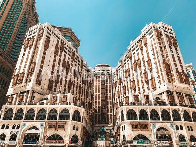 الفن الهندسي المعماري للأبراج وناطحات السحاب على الطراز الحديث، صورة مقربة لابراج شركة جبل عمر للتطوير في المملكة العربية السعودية، فنادق ومنتجعات كونراد في المدينة المقدسة، فندق هيلتون في مكة المكرمة، الأماكن الإسلامية المقدسة