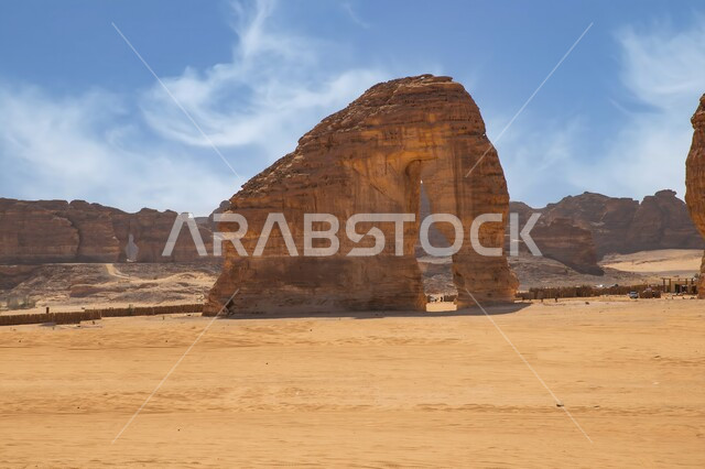 صخرة الفيل في محافظة العلا في السعودية، معالم اثرية تاريخية قديمة في وقت النهار، التضاريس في القمم والمرتفعات الجبلية، الاستمتاع في صحاري المملكة, التكوينات الصخرية في المناطق الصحراوية، اماكن سياحية مشهورة