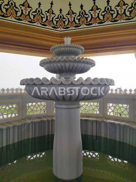 الفن الهندسي المعماري والزخرفة على الطراز العربي الاسلامي، المعالم الدينية المشهورة في إمارة الشارقة، صورة مقربة لنافورة مياه امام مسجد الشارقة الكبير في الإمارات العربية المتحدة، العبادة والتقرب الى الله, الاهتمام بالمناظر العامة المحيطة بالمساجد