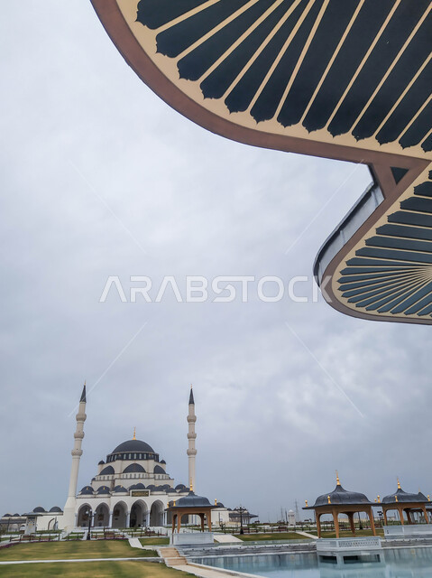 الفناء الخارجي لمسجد الشارقة الكبير في الإمارات العربية المتحدة، الفن الهندسي المعماري والتصاميم على الطراز العربي الاسلامي، المعالم الدينية المشهورة في إمارة الشارقة، العبادة والتقرب الى الله, خلفية اسلامية