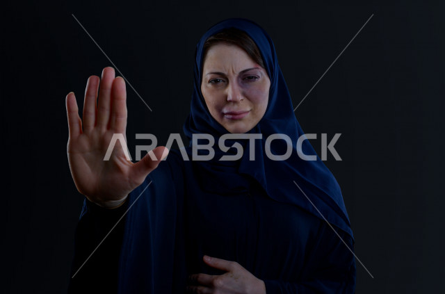 تعابير و ايمياءات وجه و يدين لمرأة سعودية تتعرض للعنف الجسدي ، اوقفو العنف ضد المرأه ، انهاء العنف ضد النساء ، 25 نوفمبراليوم العالمي للقضاء على العنف ضد النساء ، كدمات جسدية 