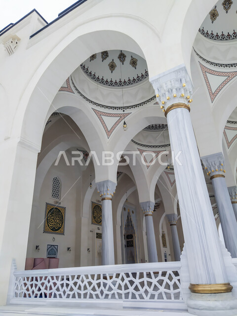 الفن المعماري والتصاميم الهندسية للأقواس والأعمدة على الطراز العربي الاسلامي، مسجد الشارقة الكبير في الإمارات العربية المتحدة، المعالم الدينية المشهورة في إمارة الشارقة، العبادة والتقرب الى الله, خلفية اسلامية