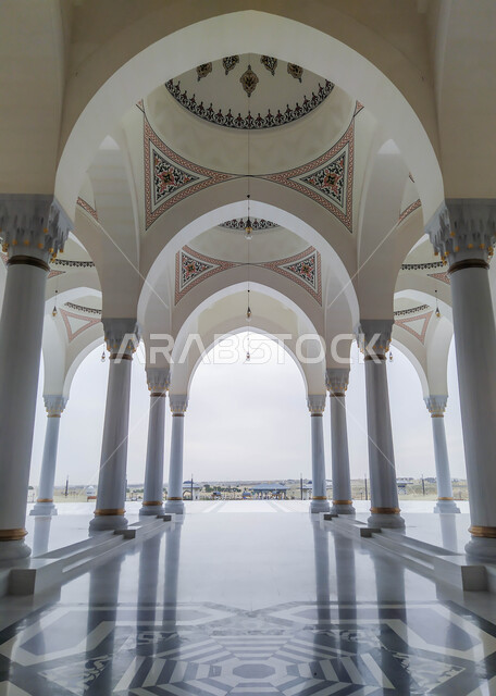 الفن المعماري والتصاميم الهندسية للأقواس والأعمدة على الطراز العربي الاسلامي، مسجد الشارقة الكبير في الإمارات العربية المتحدة، المعالم الدينية المشهورة في إمارة الشارقة، العبادة والتقرب الى الله, خلفية اسلامية