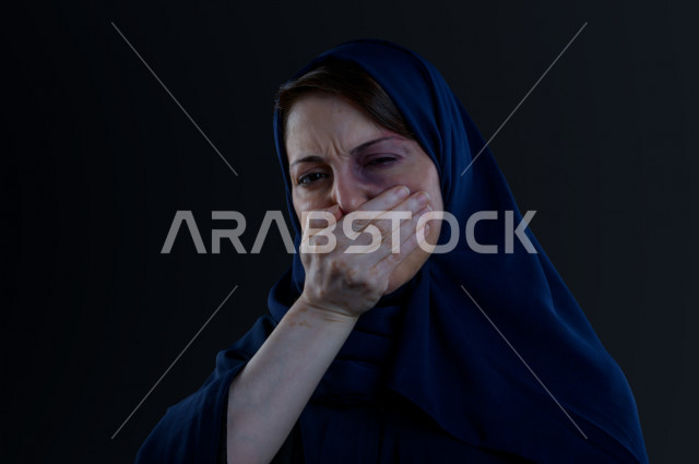 تعابير و ايمياءات وجه و يدين لمرأة سعودية تتعرض للعنف الجسدي ، اوقفو العنف ضد المرأه ، انهاء العنف ضد النساء ، 25 نوفمبراليوم العالمي للقضاء على العنف ضد النساء ، كدمات جسدية 