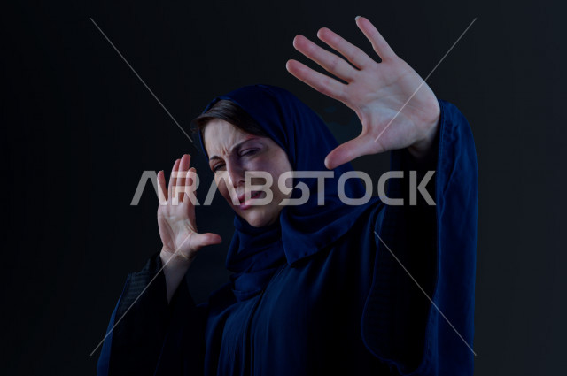 تعابير و ايمياءات وجه و يدين لمرأة سعودية تتعرض للعنف الجسدي ، اوقفو العنف ضد المرأه ، انهاء العنف ضد النساء ، 25 نوفمبراليوم العالمي للقضاء على العنف ضد النساء ، كدمات جسدية 