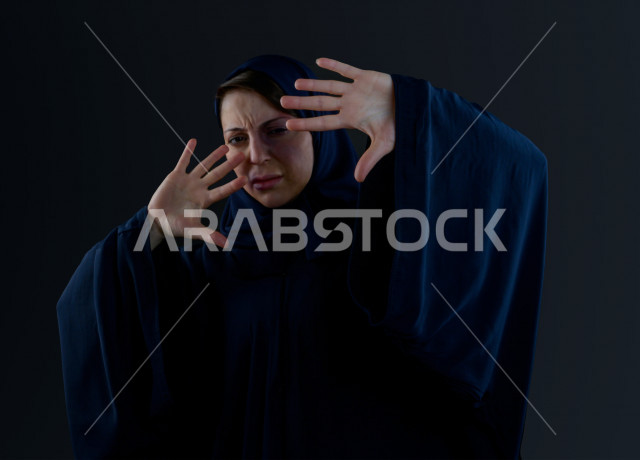 تعابير و ايمياءات وجه و يدين لمرأة سعودية تتعرض للعنف الجسدي ، اوقفو العنف ضد المرأه ، انهاء العنف ضد النساء ، 25 نوفمبراليوم العالمي للقضاء على العنف ضد النساء ، كدمات جسدية 
