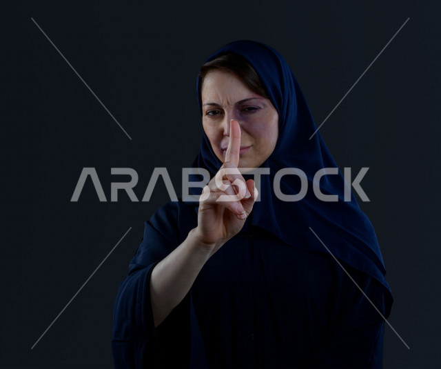 تعابير و ايمياءات وجه و يدين لمرأة سعودية تتعرض للعنف الجسدي ، اوقفو العنف ضد المرأه ، انهاء العنف ضد النساء ، 25 نوفمبراليوم العالمي للقضاء على العنف ضد النساء ، كدمات جسدية 
