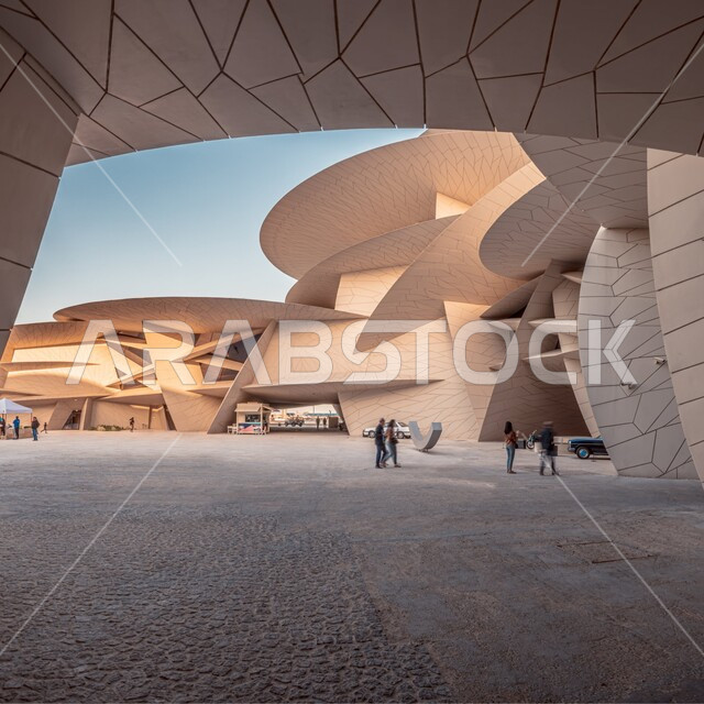 الفن الهندسي المعماري على الطراز الحديث، التشكيلات الكريستالية الطبيعية لمبنى متحف قطر الوطني على كورنيش الدوحة، المعالم السياحية المشهورة، متاحف وقصور أثرية، النمو والتقدم العمراني، مناطق جذب واستقطاب السائحين