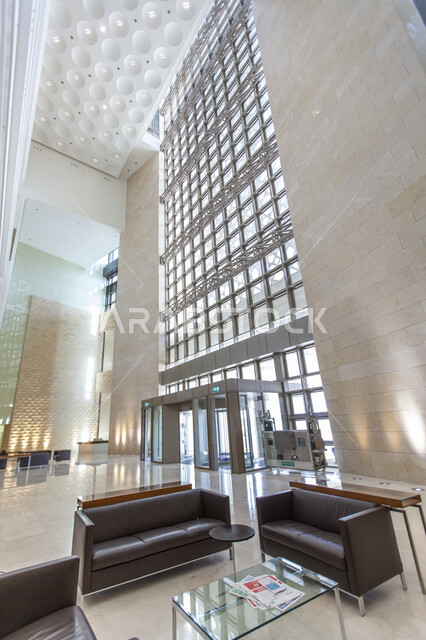 مختبر أبحاث طبية حديث لفحص المواد الكيميائية, الفن الهندسي المعماري على الطراز الحديث للمباني والمراكز الطبية في المملكة, تطوير التكنولوجيا الحيوية في المختبرات العلمية, إجراء التجارب والفحوصات والعينات في معامل الكيمياء, التجهيزات والديكورات الداخلية الراقية