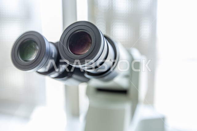 تقديم الخدمات الصحية في معامل الكيمياء, صورة مقربة لجهاز المجهر في مركز الأبحاث, تطوير التكنولوجيا الحيوية في المختبرات العلمية, المراكز المختصة لإجراء التجارب العملية, الأدوات والأجهزة الطبية الحديثة في مخابر المملكة العربية السعودية
