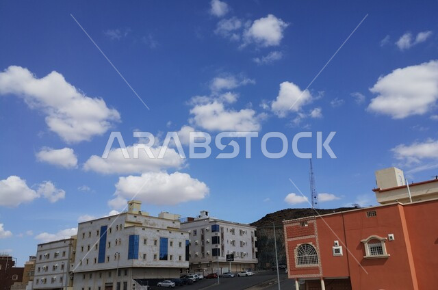 الفن الهندسي المعماري على الطراز الحديث للمباني في مدينة جدة، القمم و المرتفعات الجبلية، شارع ابو حسن المغربي في حي الأجاويد في وقت النهار، خلفية السماء الزرقاء مع الغيوم البيضاء