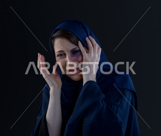 تعابير و ايمياءات وجه و يدين لمرأة سعودية تتعرض للعنف الجسدي ، اوقفو العنف ضد المرأه ، انهاء العنف ضد النساء ، 25 نوفمبراليوم العالمي للقضاء على العنف ضد النساء ، كدمات جسدية 