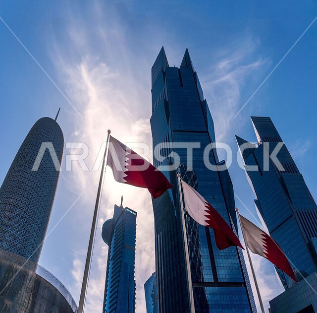 علم دولة قطر يرفرف في السماء, الاحتفال باليوم الوطني القطري, التطور والتقدم العمراني للأبراج وناطحات السحاب في العاصمة القطرية الدوحة, معالم سياحية مشهورة في وضح النهار, الهندسة الفنية المعمارية للمنشآت التجارية
