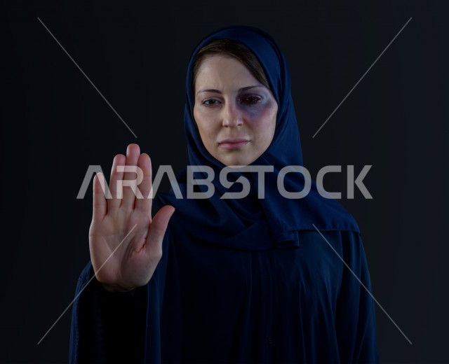 تعابير و ايمياءات وجه و يدين لمرأة سعودية تتعرض للعنف الجسدي ، اوقفو العنف ضد المرأه ، انهاء العنف ضد النساء ، 25 نوفمبراليوم العالمي للقضاء على العنف ضد النساء ، كدمات جسدية 