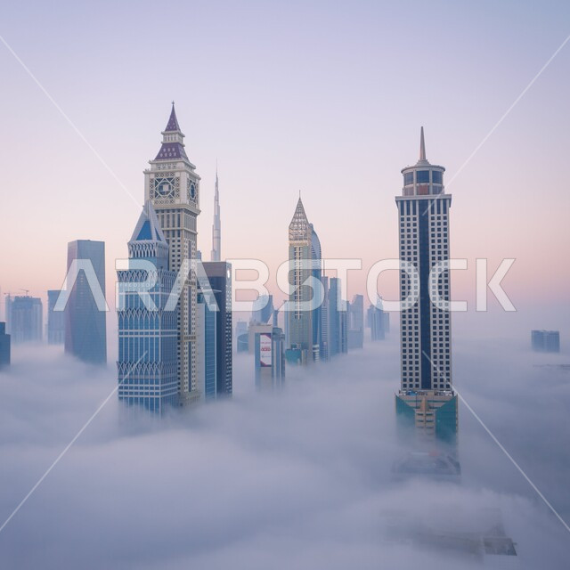 الأجواء الشتوية الغائمة, التطور والتقدم العمراني لأبراج ومباني مدينة دبي, معالم سياحية مشهورة وضح النهار, الفن الهندسي المعماري على الطراز الحديث والمتطور في دولة الإمارات العربية المتحدة