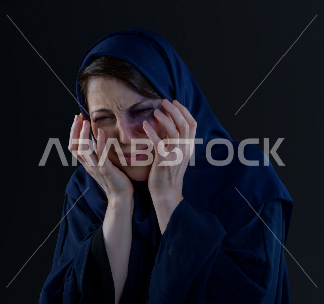 تعابير و ايمياءات وجه و يدين لمرأة سعودية تتعرض للعنف الجسدي ، اوقفو العنف ضد المرأه ، انهاء العنف ضد النساء ، 25 نوفمبراليوم العالمي للقضاء على العنف ضد النساء ، كدمات جسدية 