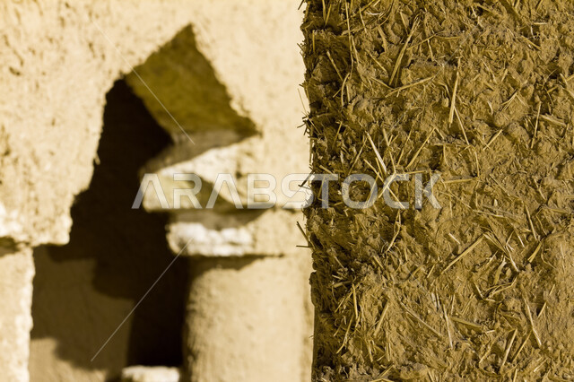 مسجد طيني عتيق على الطراز التاريخي الإسلامي القديم في وقت الليل، القرية التراثية في محافظة مرات التابعة لإمارة الرياض, معالم سياحية تراثية مشهورة, الحضارة والأصالة والعراقة السعودية, القرى القديمة لجذب السياح من شتى أنحاء العالم.