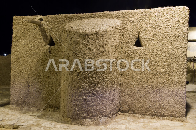 الحضارة والأصالة والعراقة السعودية، القرى القديمة لجذب السياح من شتى أنحاء العالم، القرية التراثية في محافظة مرات التابعة لإمارة الرياض, مسجد طيني عتيق على الطراز التاريخي الإسلامي القديم في وقت الليل، معالم سياحية تراثية مشهورة.