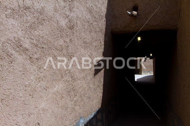 البيوت التاريخية في مدينة الرياض، التصميم المعماري العربي القديم لمنازل القرى الأثرية القديمة، الفن الهندسي للأزقة بين المباني الطينية القديمة في قرية أشيقر في محافظة الشقراء، أماكن سياحية تراثية مشهورة في السعودية