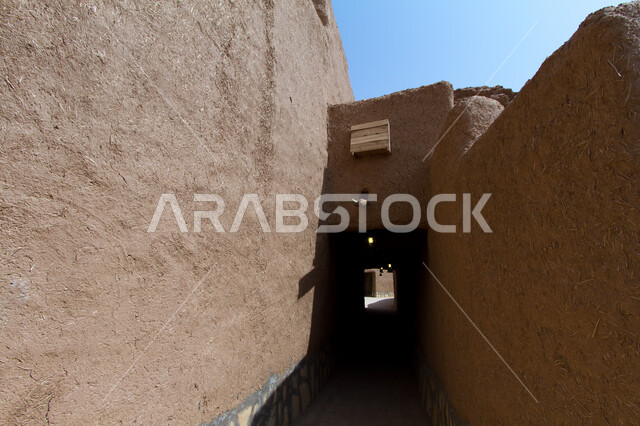 البيوت التاريخية في مدينة الرياض، التصميم المعماري العربي القديم لمنازل القرى الأثرية القديمة، الفن الهندسي للأزقة بين المباني الطينية القديمة في قرية أشيقر في محافظة الشقراء، أماكن سياحية تراثية مشهورة في السعودية