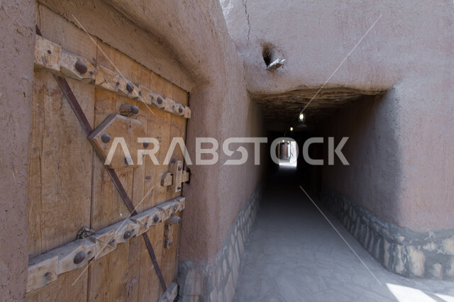 البيوت التاريخية في مدينة الرياض، التصميم المعماري العربي القديم للأبواب الخشبية الأثرية القديمة، الفن الهندسي المعماري للمباني الطينية القديمة في قرية أشيقر في محافظة الشقراء، أماكن سياحية تراثية مشهورة في السعودية
