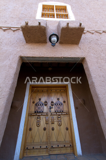 التصميم المعماري العربي القديم للأبواب والنوافذ الخشبية الأثرية القديمة، الفن الهندسي المعماري للمباني الطينية القديمة في قرية أشيقر في محافظة الشقراء، البيوت التاريخية في مدينة الرياض، أماكن سياحية تراثية مشهورة في السعودية