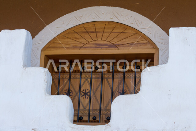 التصميم المعماري العربي القديم للأبواب الخشبية الأثرية القديمة، الفن الهندسي المعماري للمباني الطينية القديمة في قرية أشيقر في محافظة الشقراء، البيوت التاريخية في مدينة الرياض، أماكن سياحية تراثية مشهورة في السعودية
