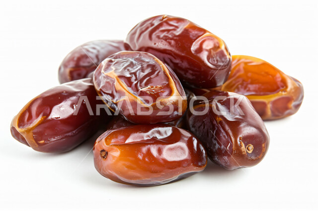 حصاد النخيل في مزارع المملكة، الأنواع المختلفة من التمور الصحية اللذيذة، صورة مقربة لحبات التمر، منتجات محلية سعودية وطنية، ضيافة رمضانية شهية، وجبة غذائية صحية ذات أهمية عاليه، خلفية بيضاء