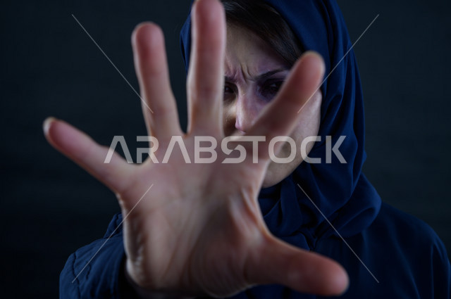 تعابير و ايمياءات وجه و يدين لمرأة سعودية تتعرض للعنف الجسدي ، اوقفو العنف ضد المرأه ، انهاء العنف ضد النساء ، 25 نوفمبراليوم العالمي للقضاء على العنف ضد النساء ، كدمات جسدية 