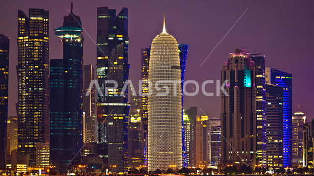 أبراج الدفنة وناطحات السحاب المضاءة في وقت الليل,  التصاميم الهندسية المعمارية على الطراز الحديث والمتطور, الفن الهندسي للمنشآت والمباني التجارية في دولة قطر, أماكن ومعالم ترفيهية سياحية, أماكن السياحة المشهورة