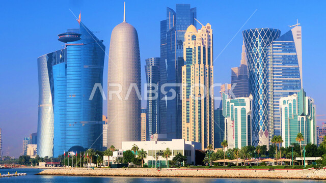 أبراج الدفنة وناطحات السحاب في مدينة قطر ، التصاميم الهندسية المعمارية على الطراز الحديث والمتطور, الفن الهندسي للمنشآت والمباني في وقت النهار, أماكن ومعالم ترفيهية سياحية, التطور والتقدم العمراني للمنشآت على كورنيش الدوحة