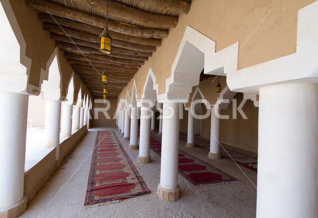 القرية التراثية في مدينة الغاط التابعة لإمارة الرياض, الأعمدة داخل مسجد طيني عتيق على الطراز التاريخي الإسلامي القديم، معالم سياحية تراثية مشهورة, الحضارة والأصالة والعراقة السعودية, القرى القديمة لجذب السياح من شتى أنحاء العالم.