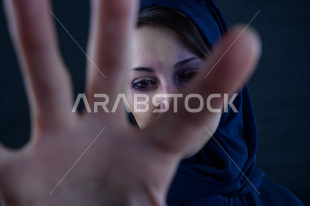 تعابير و ايمياءات وجه و يدين لمرأة سعودية تتعرض للعنف الجسدي ، اوقفو العنف ضد المرأه ، انهاء العنف ضد النساء ، 25 نوفمبراليوم العالمي للقضاء على العنف ضد النساء ، كدمات جسدية 